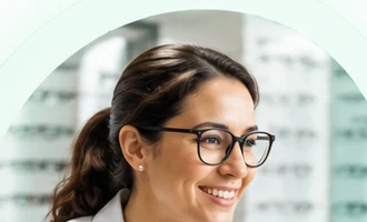 Opticienne utilisant Taysr Optic dans un magasin d'optique
