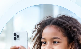 Une jeune fille réalise un dépistage visuel avec Taysr Vision